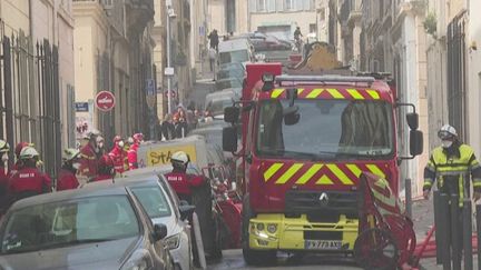 L'immeuble qui s'est effondré rue de Tivoli, à Marseille, dans la nuit du samedi 8 au dimanche 9 avril, n'était pas sur la liste des habitations insalubres, selon le maire de la ville. (FRANCEINFO)