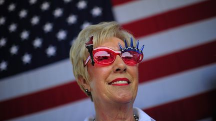 Une supportrice du candidat aux primaires r&eacute;publicaines Mitt Romney &agrave; Dunedin (Floride), le 30 janvier 2012. (EMMANUEL DUNAND / AFP)