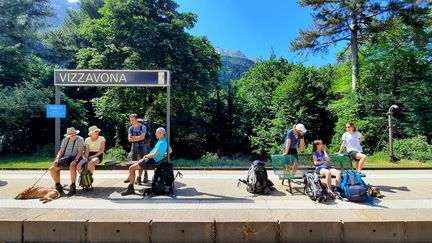 A la gare de Vizzavona, à mi-chemin du GR 20, se croisent de nombreux randonneurs, qui débutent ici leur périple, ou l'achèvent, et prennent le train direction Bastia ou Ajaccio. (BENJAMIN ILLY / RADIO FRANCE)