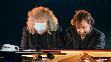 Yvan Cassar et André Manoukian lors du match "A chacun son court" au festival de Royan "Un violon sur la ville" (Xavier Renaudin)