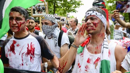 A Bruxelles les manifestants s'&eacute;taient fait de fausses blessures &agrave; l'aide de maquillage.&nbsp; (LAURIE DIEFFEMBACQ / BELGA / AFP )