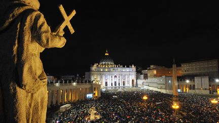 Jorge Mario Bergoglio ? Connais pas. L'annonce de son nom a &eacute;t&eacute; suivie par un grand silence, place Saint-Pierre. (TIZIANA FABI / AFP)