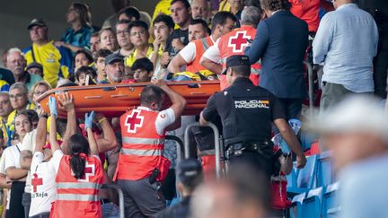 Les secouristes en tribunes lors de Cadix-Barcelone, le 10 septembre 2022. (ROMAN RIOS / EFE)