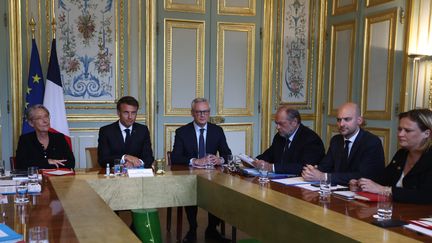 Emmanuel Macron a réuni les ministres du gouvernement à l'Elysée ce dimanche soir. (MOHAMMED BADRA / POOL / EPA POOL)