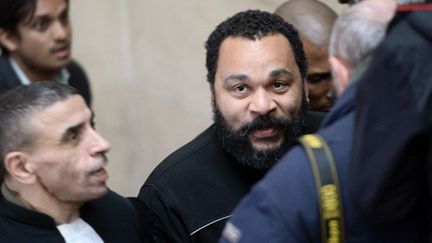 Dieudonné au côté de son avocat Sanjay Mirabeau au Tribunal de Paris, le 28 janvier 2015
 (STEPHANE DE SAKUTIN / AFP)