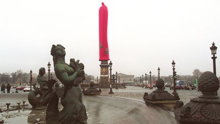 Le préservatif rose géant posé sur l'obélisque de la Concorde par Act Up à Paris, le 1er décembre 1993. (GERARD JULIEN / AFP)