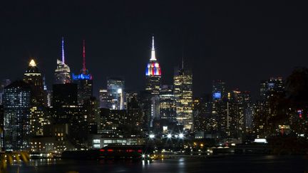 L'Empire State Building à New York, aux États-Unis, affiche les couleurs de la France.&nbsp; (KENA BETANCUR / AFP)