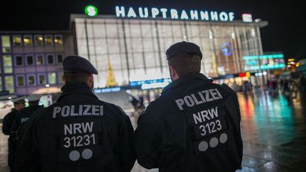 Des policiers allemands patrouillent&nbsp;devant la gare centrale de Cologne (Allemagne), le 6 janvier 2016, après les dizaines d'agressions sexuelles commises durant la nuit du Nouvel An. (MAJA HITIJ / DPA)