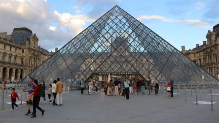 La Pyramide du Loure entourée de visiteurs, en juillet 2021. (ALAATTIN DOGRU / ANADOLU AGENCY)