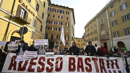 "Maintenant ça suffit", banderole déployée par les restaurateurs lors de la mobilisation contre la fermeture de leurs établissements le 22 février 2021. (ALBERTO PIZZOLI / AFP)