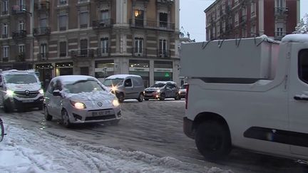 Après l’épisode neigeux qui s’est abattu sur une partie de la France dans la nuit du mardi 13 décembre, les chaussées de différentes villes étaient impraticables au petit matin. (FRANCE 2)