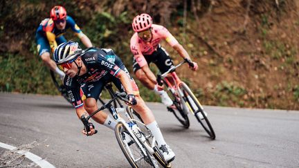 Primoz Roglic dans une descente lors de la 15e étape de la Vuelta, le 1er septembre 2024. (ZAC WILLIAMS / SWPIX.COM / SHUTTERSTOCK / SIPA)