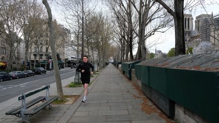 Un Parisien faisant son footing pendant le confinement. (NATHANAEL CHARBONNIER / RADIOFRANCE)