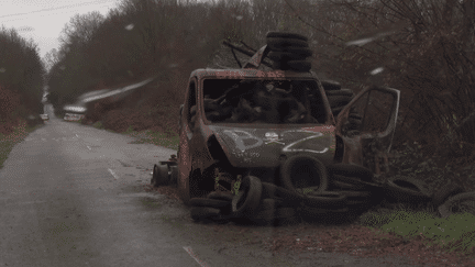 L'épave d'un véhicule sur la "route des chicanes" à Notre-Dame-des-Landes (Loire-Atlantique), en janvier 2018. (RADIO FRANCE / NICOLAS MATHIAS)