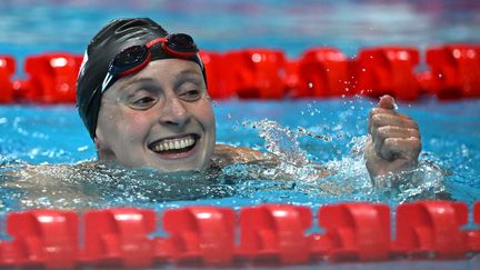 Katie Ledecky, championne du monde sur le 400 m nage libre, le 18 juin 2022 à Budapest. (FERENC ISZA / AFP)