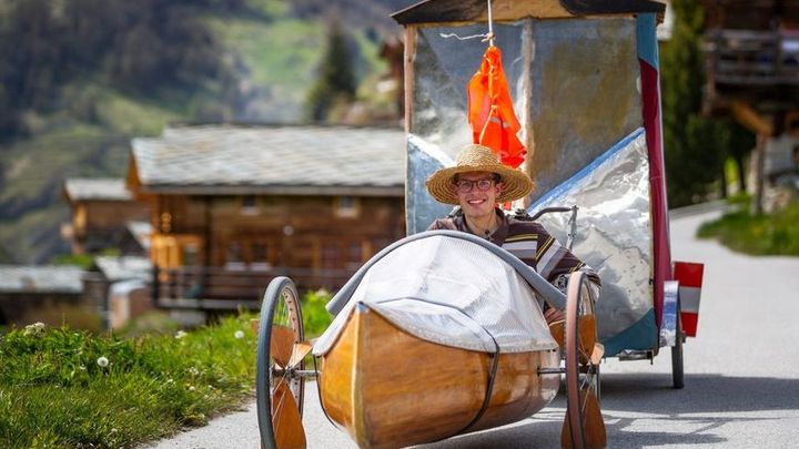 Félix Billey a parcouru la France et la Suisse à bord d'un canoé-vélo qu'il a lui même construit. On suit son aventure dans le documentaire "Félix et Chépa". (FRANCE BLEU)