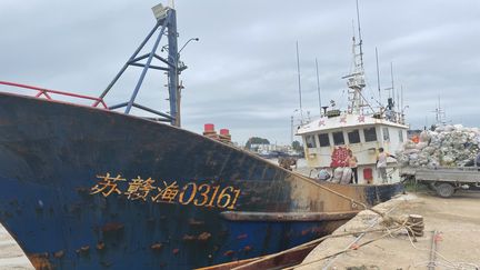 Sur le port de Lianyungang, sur la côte Est de la Chine, les pêcheurs s'inquiètent de l'arrivée des eaux contaminées de la centrale de Fukushima. (SEBASTIEN BERRIOT / FRANCEINFO / RADIOFRANCE)