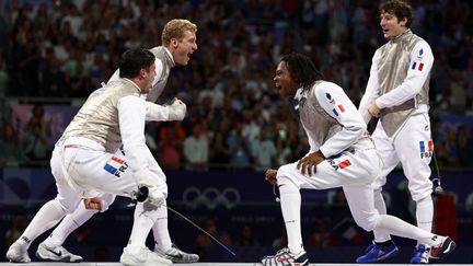 Avec leur médaille de bronze dans l'épreuve par équipes, les fleurettistes tricolores permettent à la France de battre son record du nombre de médailles, dimanche 4 août, aux Jeux olympiques de Paris 2024. (FRANCK FIFE / AFP)