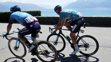 À droite, avec le dossard 214, Jérémy Lecroq lors de l'étape 9 du Tour de France 2022 entre Aigle et Châtel. (YOAN VALAT / EPA via MaxPPP)