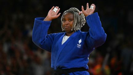 Expéditive dans son combat pour le bronze avec un ippon en 43 secondes, le 2 août 2024, Romane Dicko a fondu en larmes, déçue de ne pas prendre l'or qu'elle était venu chercher à domicile. Numéro 1 mondiale, elle s'est inclinée en demi-finale contre la Brésilienne Beatriz Souza qui est allée chercher le titre. (LUIS ROBAYO / AFP)