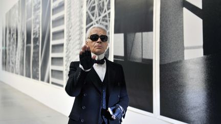 Le créateur Karl Lagerfeld lors d'une exposition de ses photographies&nbsp;à la&nbsp;Langen Foundation, près de&nbsp;Neuss&nbsp;(Allemagne) le 17 novembre 2007. (ACHIM SCHEIDEMANN / DPA / AFP)