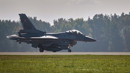 Un avion de combat F-16 lors d'un exercice militaire sur la base de Lask (Pologne), le 12 octobre 2022. (RADOSLAW JOZWIAK / AFP)