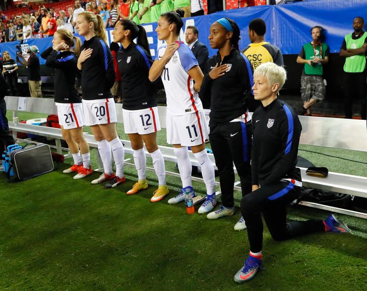 En 2016, Megan Rapinoe avait posé le genou à terre lors de l'hymne américain. (KEVIN C. COX / GETTY IMAGES NORTH AMERICA)