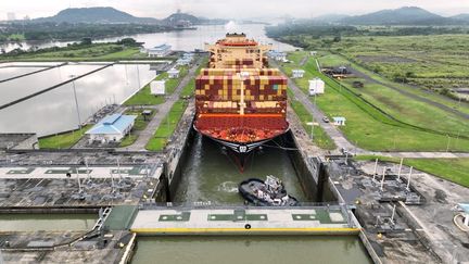 Un porte-conteneurs dans un bassin attendant de passer par le canal de Panama, le 30 août 2024. (AUTORITÉ DU CANAL DE PANAMA / AFP)