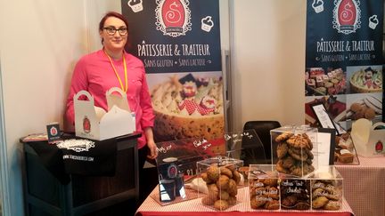 Rébecca et son stand de pâtisseries sans gluten et sans lactose, au Salon des allergies&nbsp;alimentaires et des "produits&nbsp;sans", le 8 avril 2016 à Paris. (CAMILLE ADAOUST / FRANCETV INFO)