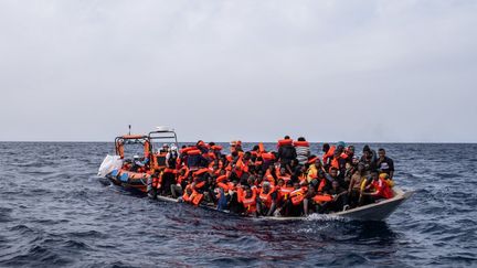 Des migrants secourus lors d'une tentative de traversée de la Méditerranée, le 16 novembre 2021. (VIRGINIE NGUYEN HOANG / HANS LUCAS / AFP)