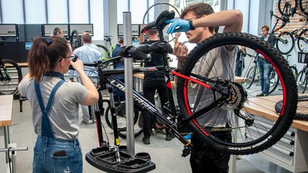 Deux jeunes apprentis font leur rentrée au campus des services de l'automobile et de la mobilité à Guyancourt (BRUNO LEVESQUE / MAXPPP)