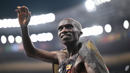 Joshua Cheptegei après sa victoire en finale du 10 000 mètres des Jeux olympiques de Paris, le 2 août 2024 au Stade de France. (JEWEL SAMAD / AFP)