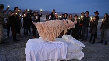 "Levitation", performance de l'artiste franco américaine basée à Los Angeles Josephine Wister Faure.
 (Robyn Beck / AFP)