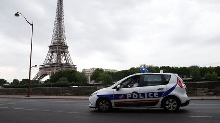 Un véhicule de police à Paris, en juillet 2017.&nbsp; (GEOFFROY VAN DER HASSELT / AFP)