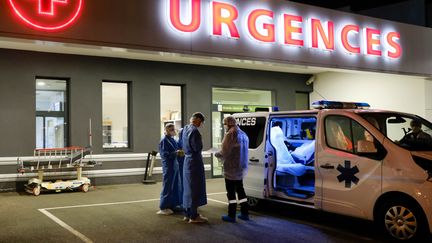 Une ambulance stationne devant les urgences de la clinique privée de Bordeaux Nord (Nouvelle-Aquitaine), en première ligne dans la lutte contre l'épidémie de&nbsp;Covid-19, le 1er avril 2020. (MAXPPP)