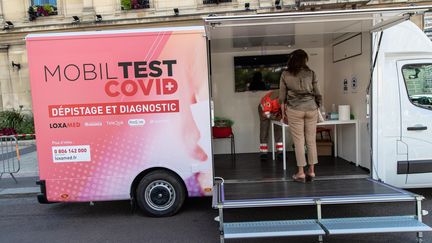 Le camion de dépistage au Covid-19, Mobil Test Covid, mis en place sur le parvis de la mairie de Saint-Ouen (Seine-Saint-Denis), le 2 septembre 2020. (AURELIEN MORISSARD / MAXPPP)