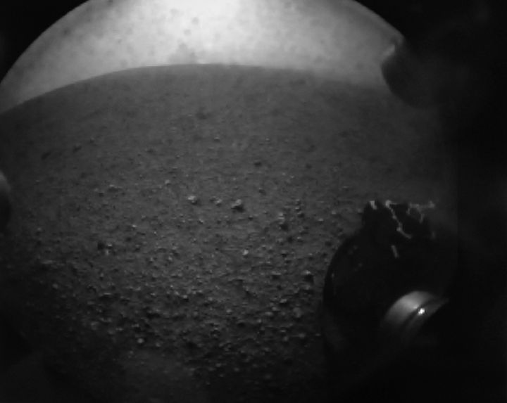Voici l'une des premi&egrave;res images envoy&eacute;es par le robot Curiosity, apr&egrave;s son arriv&eacute;e sur Mars, le 6 ao&ucirc;t 2012.&nbsp; (REUTERS)