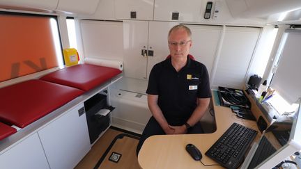 Un médecin dans un Medibus, à Cornberg (Land de Hesse) le 8 octobre 2018&nbsp; (YANN SCHREIBER / AFP)