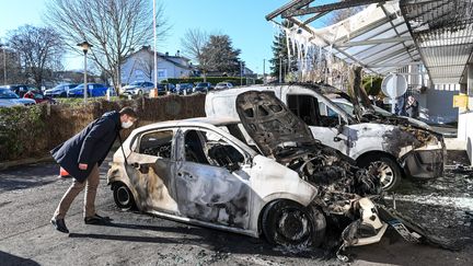 Les véhicules incendiés devant l'agence régionale de santé de Limoges.&nbsp; (THOMAS JOUHANNAUD / MAXPPP)