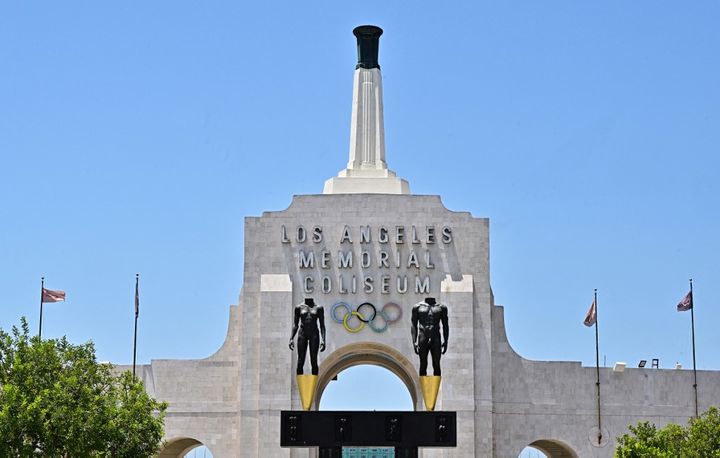 Les anneaux olympiques sur la façade du Memorial Coliseum à Los Angeles, le 18 juillet 2024. (FREDERIC J. BROWN / AFP)