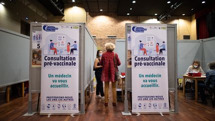 Un centre de vaccination à Sainte-Geneviève-des-Bois (Essonne), en avril 2021. (RAPHAEL LAFARGUE / POOL / AFP)