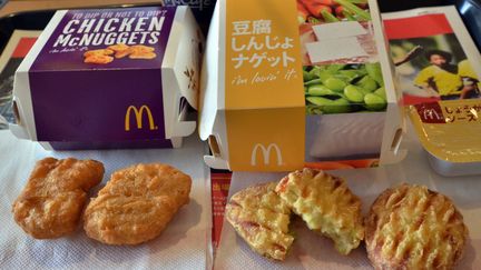 A c&ocirc;t&eacute; des Chicken McNuggets (G), les&nbsp;Tofu Shinjo Nuggets&nbsp;vendus par Mc Donald's Japon, le 30 juillet 2014, &agrave; Tokyo.&nbsp; (YOSHIKAZU TSUNO / AFP)