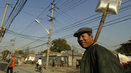 Gagnant deux à trois fois ce qu’ils gagnaient à la campagne, des paysans se reconvertissent en employés municipaux. (AFP PHOTO/Peter PARKS )