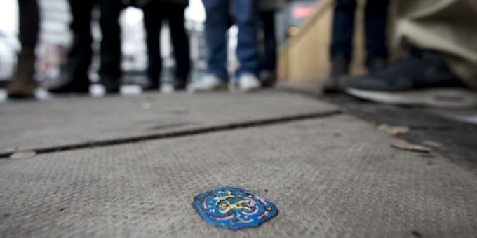 Un des milliers de chewing-gums peints par Ben Wilson, dans une rue de l'Est londonien.
 (Ben Stansall / AFP)