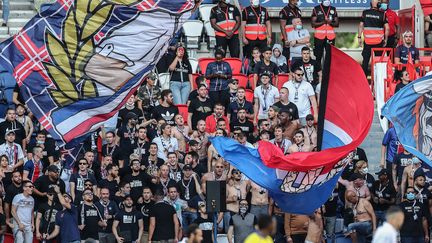 Vendredi 17 juillet, près de 600 ultras se sont rassemblés en bas des tribunes du Parc des Princes lors de la rencontre amicale face à Waasland-Beveren (BRUNO FAHY / BELGA MAG)