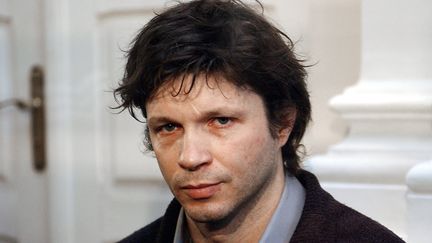 Bertrand Cantat, lors de l'ouverture de son proc&egrave;s &agrave; Vilnius (Lituanie), le 16 mars 2004.&nbsp; (ERIC FEFERBERG / AFP)