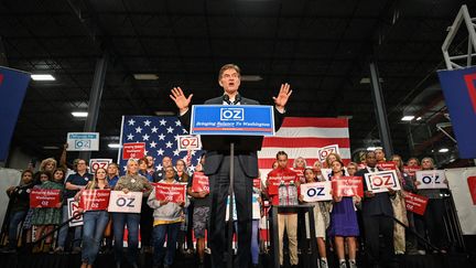 Le candidat au Sénat américain Mehmet Oz s'exprime lors d'un rassemblement dans la banlieue de Bethlehem, en Pennsylvanie, le 6 novembre 2022. (ED JONES / AFP)