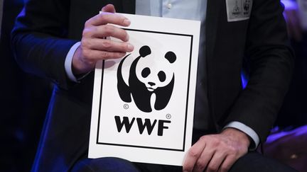 Le logo du WWF sur les genoux d'un homme. Photo d'illustration. (VINCENT ISORE / MAXPPP)