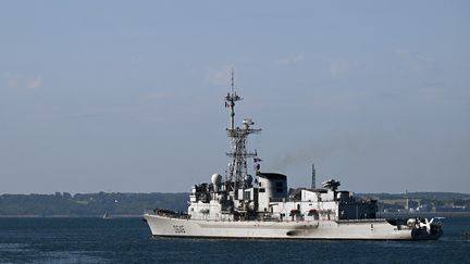 Une frégate française dans le port de Brest, le 14 juin 2022. (Photo d'illustration). (DAMIEN MEYER / AFP)