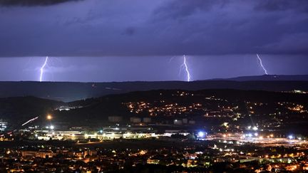 Des éclairs pendant un orage au-dessus de Vitrolles, dans les Bouches-du-Rhône, le 8 septembre 2022. (NICOLAS TUCAT / AFP)